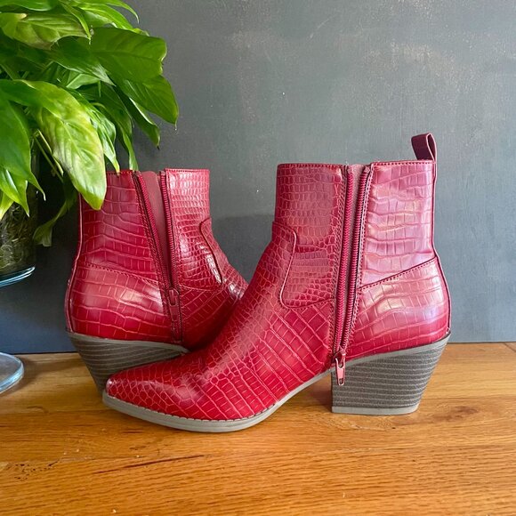 Maurices Red Croc Embossed Faux Leather Western Ankle Boots Women’s 8.5M - Picture 3 of 9